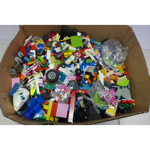 2072 - A large quantity of assorted Lego building bricks