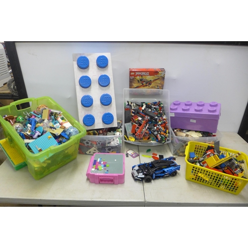 2079 - A large collection of assorted Lego building blocks