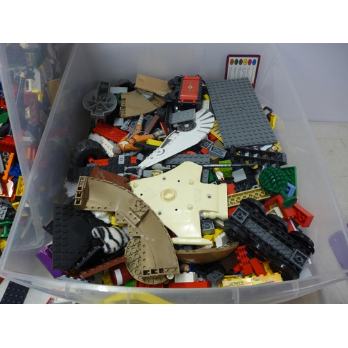 2079 - A large collection of assorted Lego building blocks