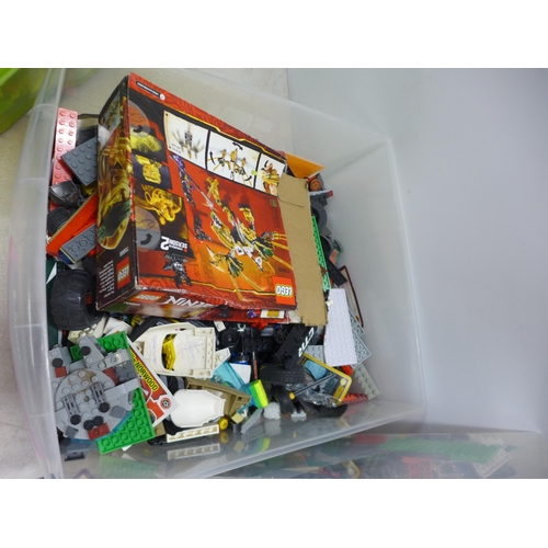 2079 - A large collection of assorted Lego building blocks