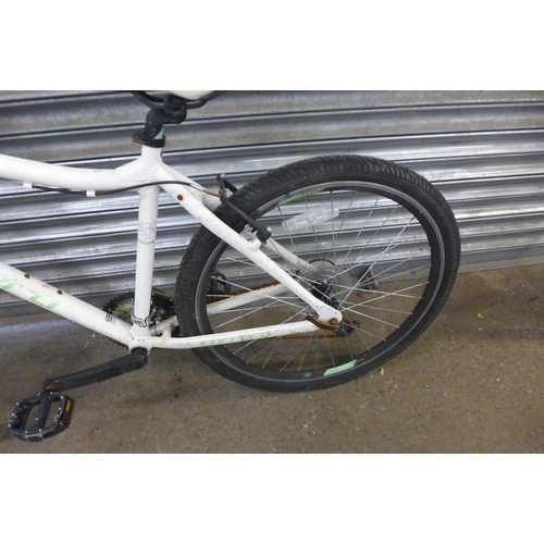 2176 - A Carrera 7005 TSIX aluminium framed MTB, a Maxima Jazz ladies MTB and a Townsend Town and Country r... 