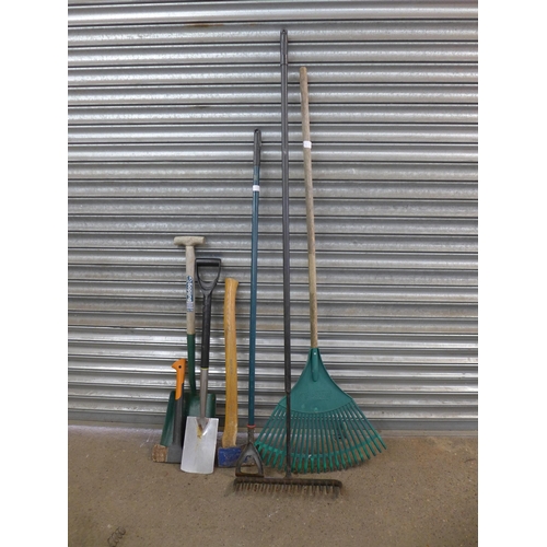 2215 - A bundle of 5 garden tools including- 2 axes 2 rakes and a spade