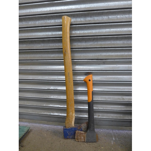 2215 - A bundle of 5 garden tools including- 2 axes 2 rakes and a spade