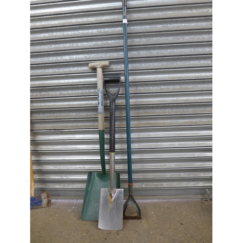 2215 - A bundle of 5 garden tools including- 2 axes 2 rakes and a spade