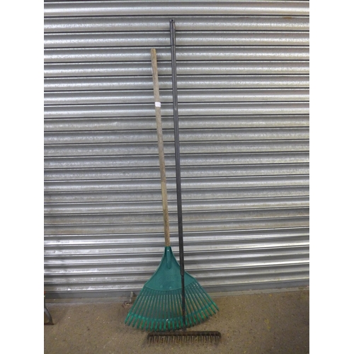 2215 - A bundle of 5 garden tools including- 2 axes 2 rakes and a spade