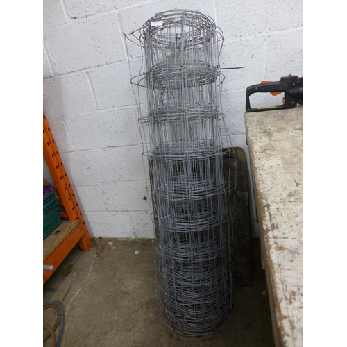 2217 - A roll of wire mesh fencing