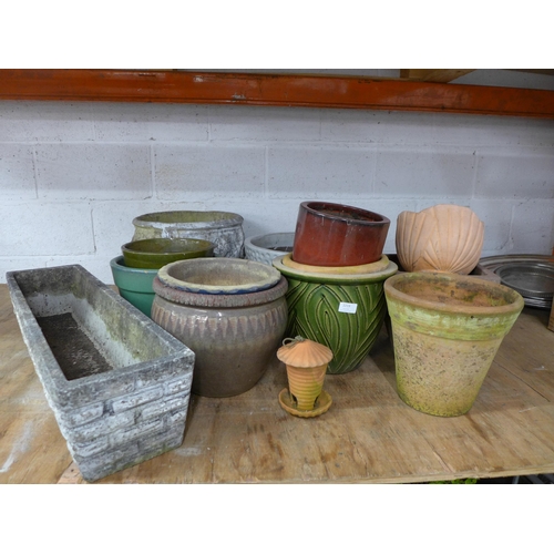 2219 - A collection of assorted plant pots