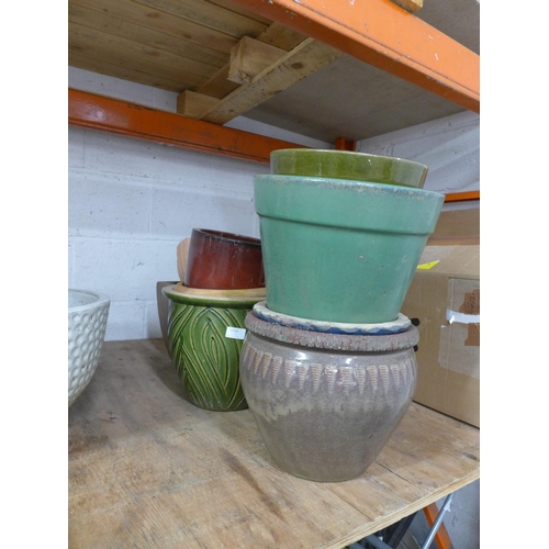 2219 - A collection of assorted plant pots