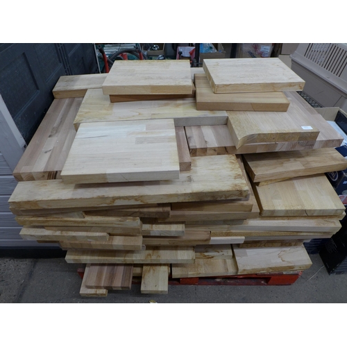 2231 - A large pallet of assorted sized oak worktop offcuts