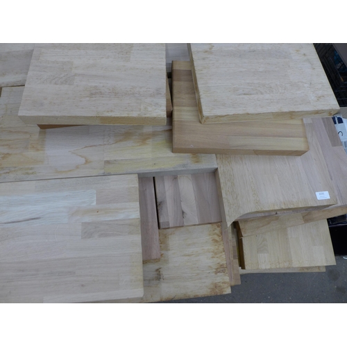 2231 - A large pallet of assorted sized oak worktop offcuts