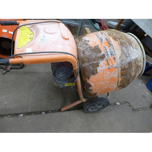 2240 - A Belle Minimix 150 240v electric cement mixer