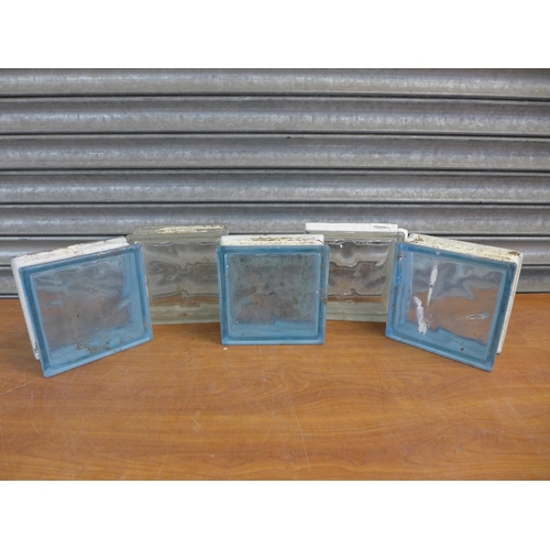 2286 - 42 19x19cm2 clear glass building blocks