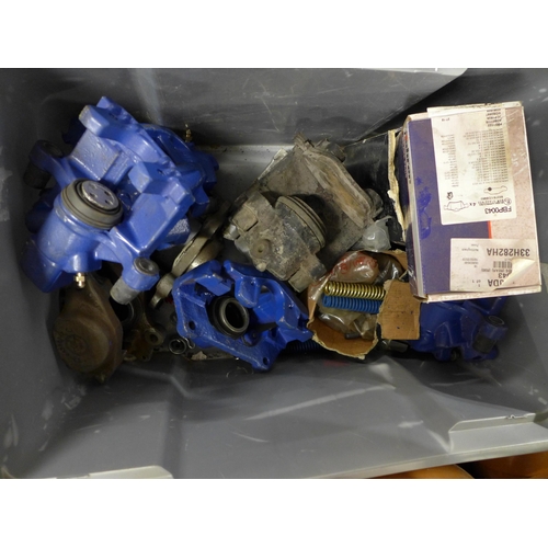 2321 - A box of BMW brake calipers and mechanics items and a nearside headlamp * This lot is subject to VAT