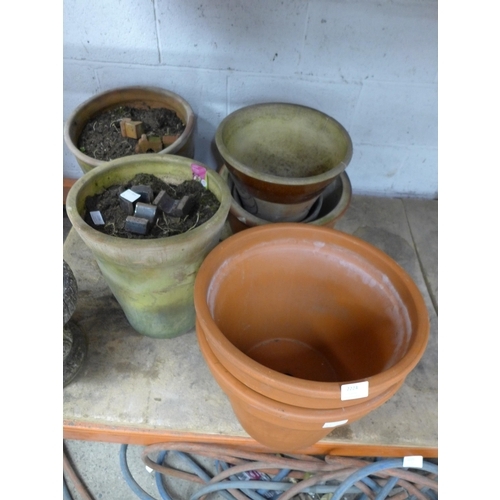 2224 - A selection of five mixed terracotta and glazed round plant pots