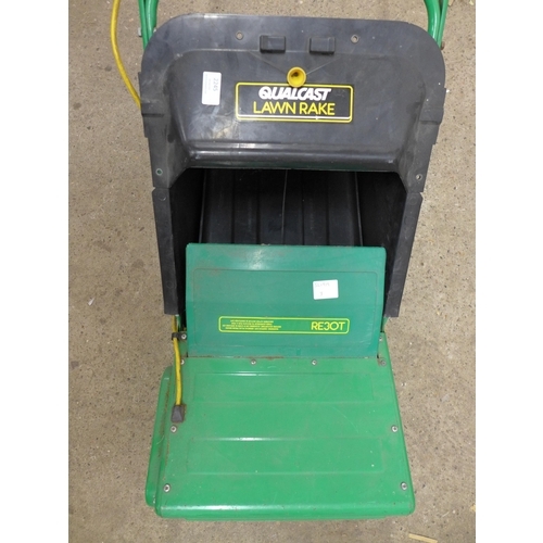 2245 - A Qualcast Lawn Rake electric lawn raker (RE30T)