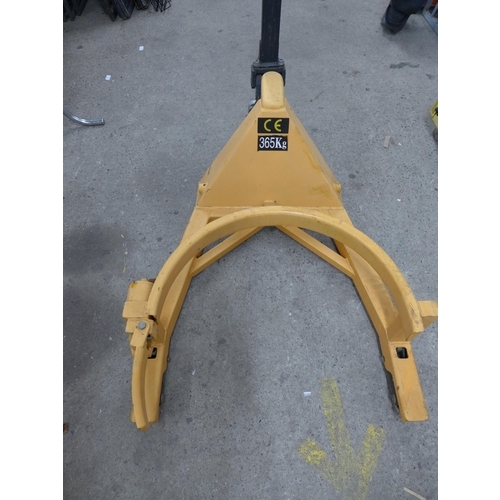 2246 - A set of barrel lifting trolley wheels with a 365kg lifting capacity