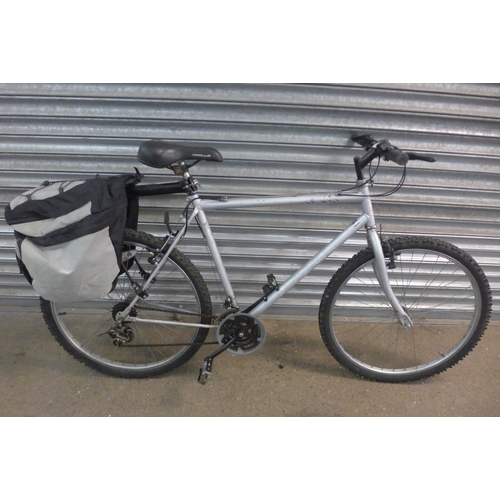 2175 - An Apollo Crusader gent's touring bike with pannier rack and bag