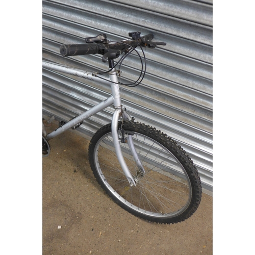 2175 - An Apollo Crusader gent's touring bike with pannier rack and bag