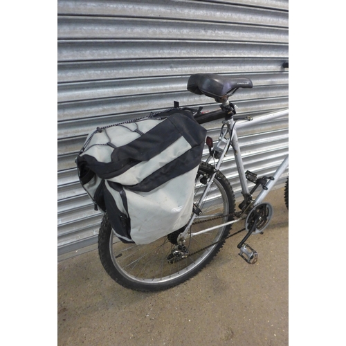 2175 - An Apollo Crusader gent's touring bike with pannier rack and bag