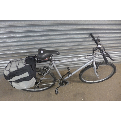 2175 - An Apollo Crusader gent's touring bike with pannier rack and bag