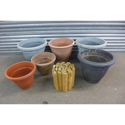 2223 - Six assorted large round plastic plant pots, a squirrel garden ornament and a 1.8m x 30cm roll of lo... 