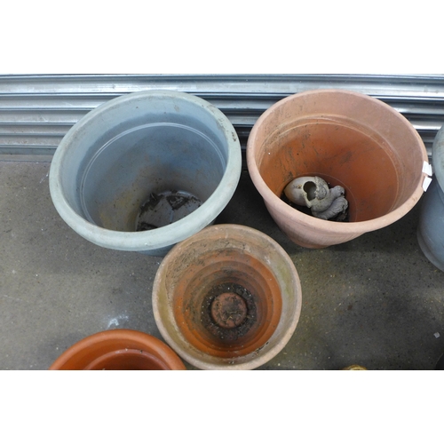 2223 - Six assorted large round plastic plant pots, a squirrel garden ornament and a 1.8m x 30cm roll of lo... 