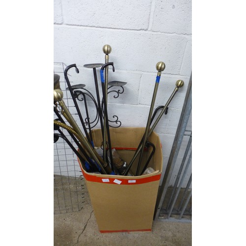 2389 - A box of assorted curtain poles and blinds