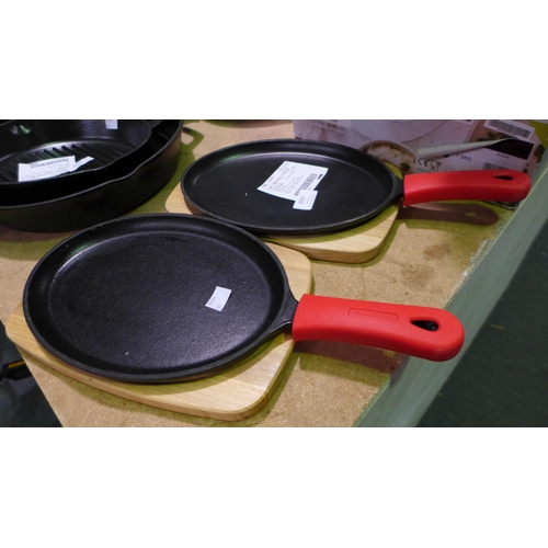 3083 - Tramontina Fajita Pans - 2-pc set *Item is subject to VAT(319-311)