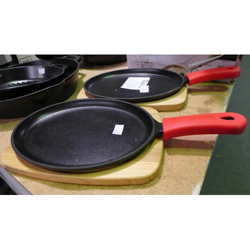 3083 - Tramontina Fajita Pans - 2-pc set *Item is subject to VAT(319-311)