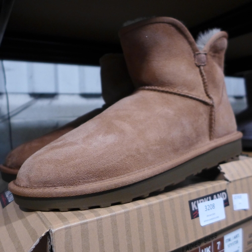 3208 - Pair of ladies chestnut shearling boots, UK 7 *This lot is subject to VAT