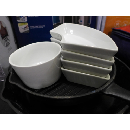 3289 - 5 Dishes and Cast Iron Grill & Skillet   *Item is subject to VAT(319-504,505)