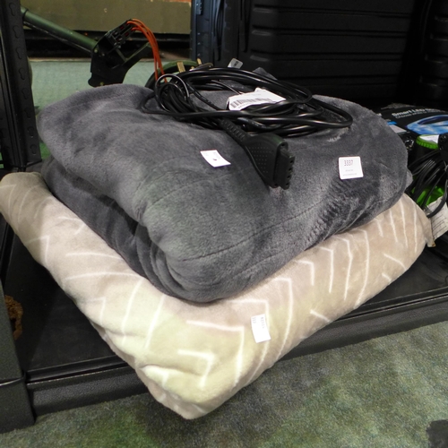 3337 - Printed Plush Throw and Brookstone Heated Throw   *Item is subject to VAT(319-393,394)