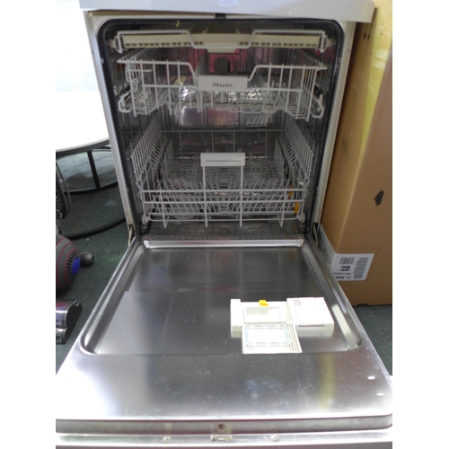 3368 - Miele White Dishwasher - Damaged Casing - (model:- G4203), original RRP £458.33 + VAT *Item is subje... 