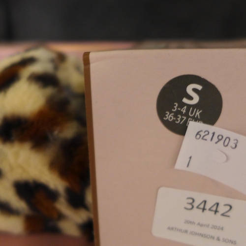 3442 - Four pairs of ladies Totes slippers - All size small (UK 3-4) - Leopard print. * This lot is subject... 