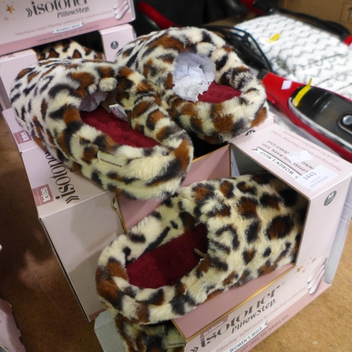 3443 - Four pairs of ladies Totes slippers  - All size medium (UK 5-6) - Leopard print. *This lot is subjec... 