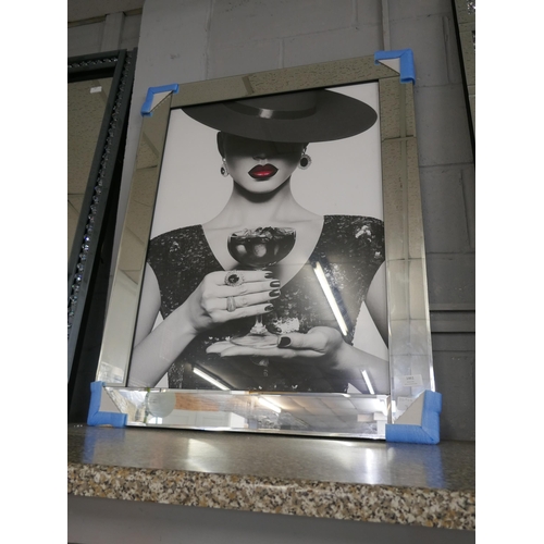 1506 - A picture of a lady with hat in mirror frame, 95 x 75cm