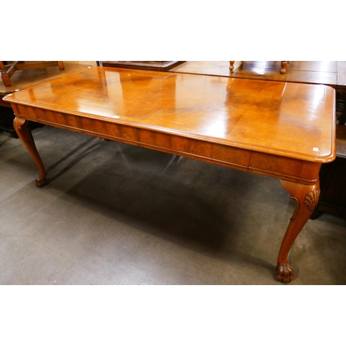 164 - A Queen Anne style walnut dining table