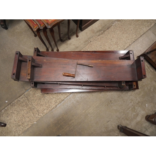 195 - An Edward VII mahogany extending dining table