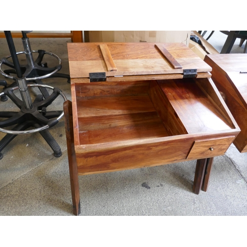 1668 - Hardwood child's desk