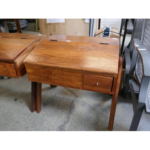 1669 - Hardwood child's desk