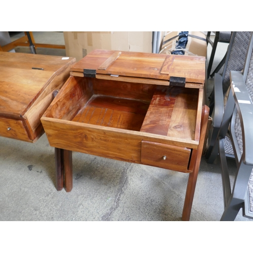 1669 - Hardwood child's desk