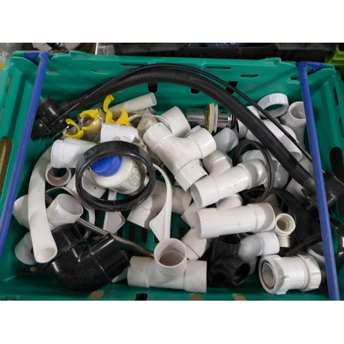 2371 - A box of approx. 30 Upvc waste pipe joints