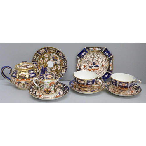 694 - A collection of mixed Imari china including Wedgwood and Crown Derby, teapot a/f