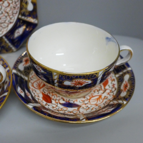 694 - A collection of mixed Imari china including Wedgwood and Crown Derby, teapot a/f