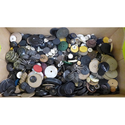 699 - A box of vintage buttons