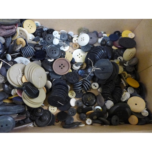 699 - A box of vintage buttons