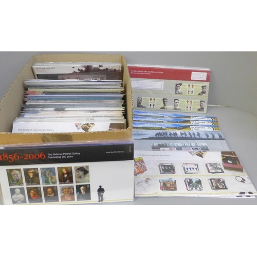 748 - Great Britain 2006-2008 commemorative presentation packs in a box, 111 packs with all stamps intact,... 