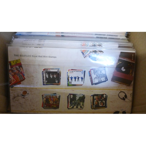 748 - Great Britain 2006-2008 commemorative presentation packs in a box, 111 packs with all stamps intact,... 