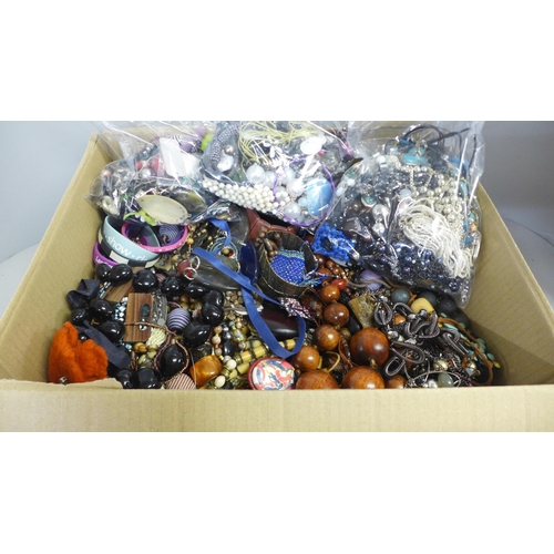 784 - A large box of costume jewellery and three bags