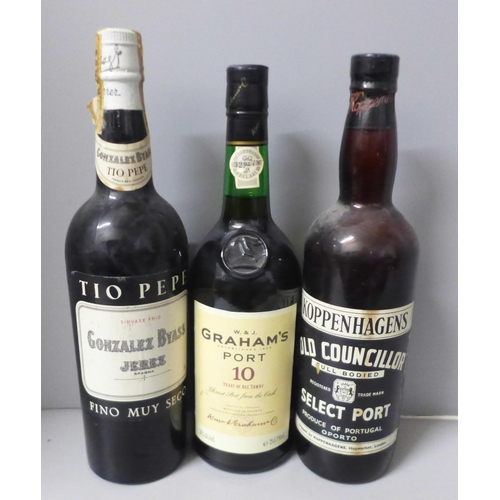 792 - A bottle of Koppenhagens Old Councillor full bodied select port, a bottle of Tio Pepe Gonzalez Byass... 